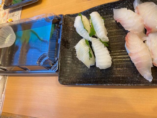 持ち帰り容器に自分でお寿司を詰めていきます。