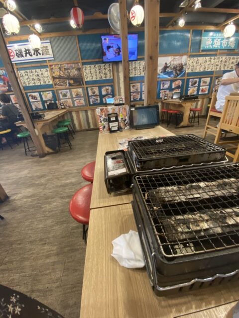 磯丸水産の店内です。テーブルにはグリルが置いてあります。