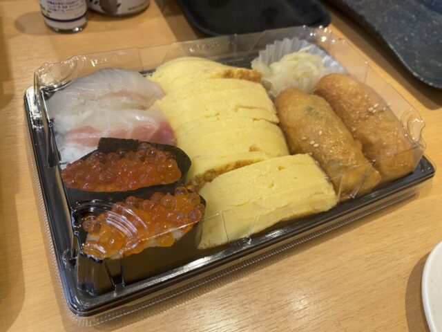 自分でお寿司を持ち帰り容器に詰めて持ち帰ります